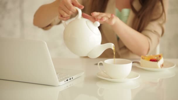 Woman pouring tea from teapot — Stock Video