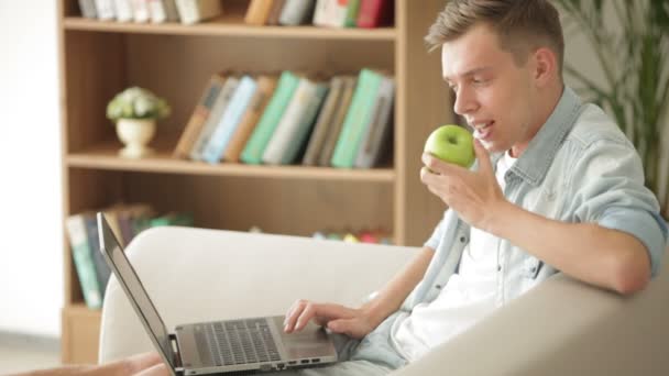 Man zit op de Bank met behulp van laptop — Stockvideo