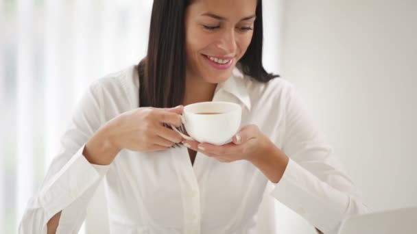 Busineswoman working on laptop drinking tea — Stock Video