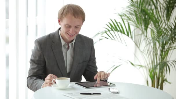 Homem usando touchpad — Vídeo de Stock