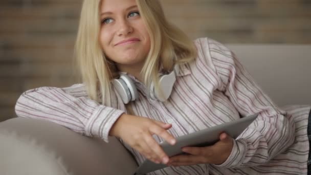 Girl in headphones relaxing — Stock Video