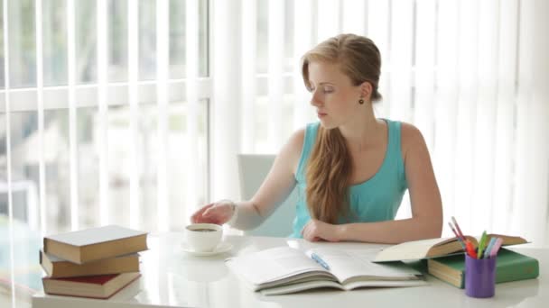 Girl sitting at desk studying — Stock Video