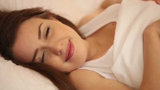 Menina dormindo na cama acordar — Vídeo de Stock