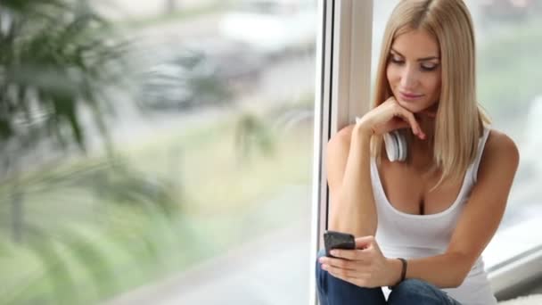 Mujer joven atractiva usando el teléfono celular — Vídeos de Stock