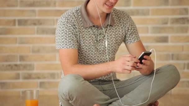 Man wearing earphones sitting — Stock Video