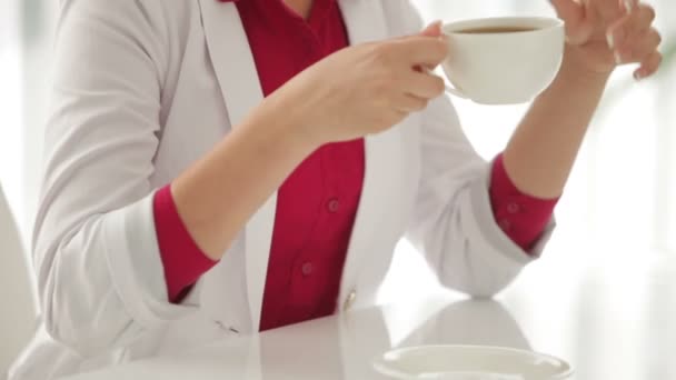 Mujer bebiendo té y sonriendo — Vídeos de Stock