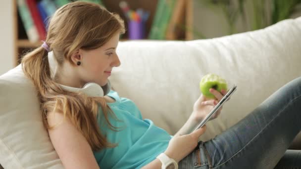 Menina usando touchpad — Vídeo de Stock