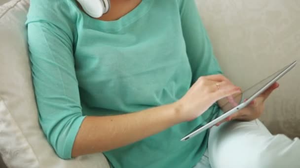 Κορίτσι σε ακουστικά χρησιμοποιώντας touchpad — Αρχείο Βίντεο