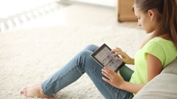 Κορίτσι που κάθεται στο πάτωμα χρησιμοποιώντας το touchpad — Αρχείο Βίντεο