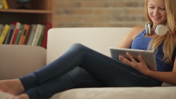 Chica usando touchpad — Vídeos de Stock