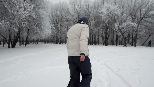 Padre llevando a la hija en el trineo — Vídeo de stock