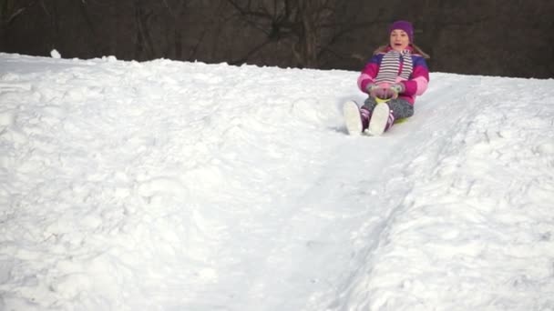 Belle femme chevauchant un traîneau — Video