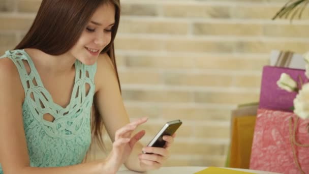 Meisje op café met behulp van mobiele telefoon — Stockvideo