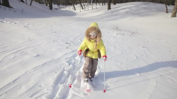 Linda niña en los esquís . — Vídeo de stock