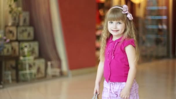 Chica sosteniendo bolsas de compras — Vídeos de Stock