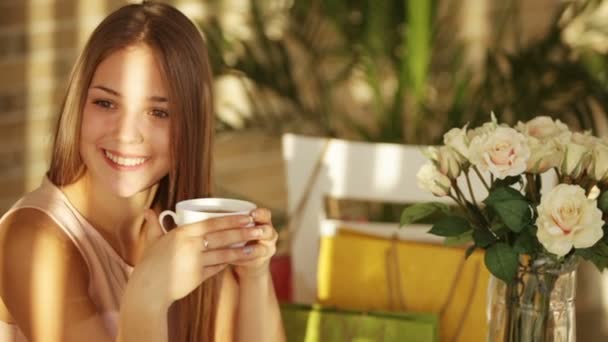 Jovem encantadora sentada no café — Vídeo de Stock