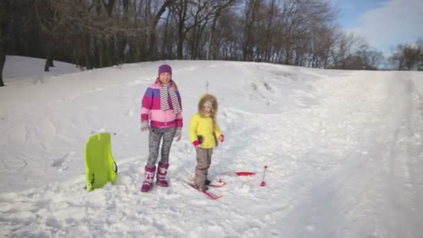 Щаслива сім'я приїхала кататися на санях — стокове відео