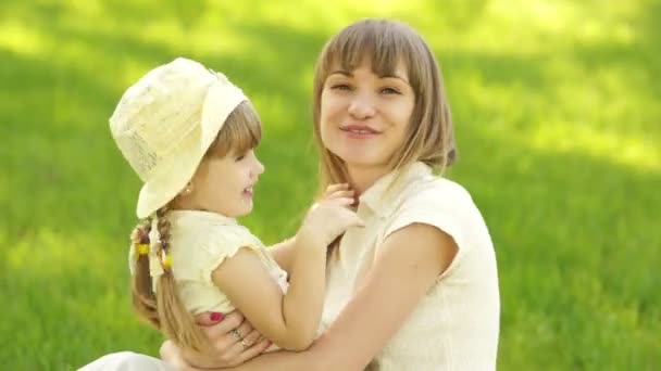 Mãe e filha brincando — Vídeo de Stock