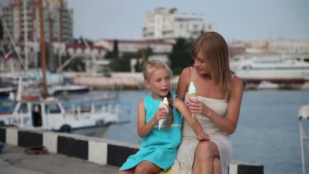 Mère et fille mangeant des glaces . — Video