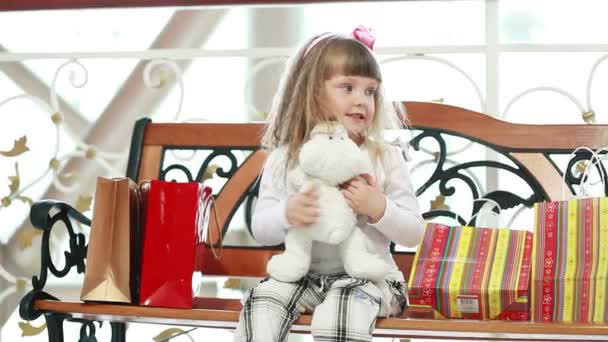 Mädchen umarmt einen Teddybär — Stockvideo