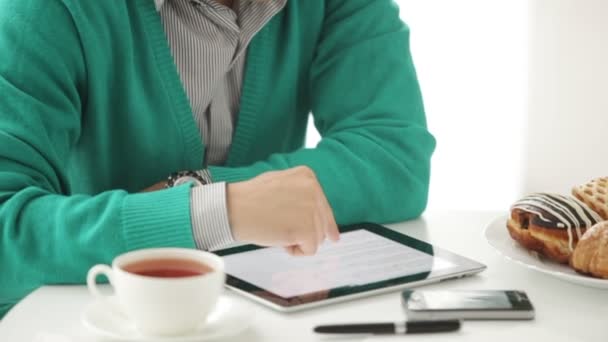 Hombre sentado en la mesa usando touchpad — Vídeo de stock