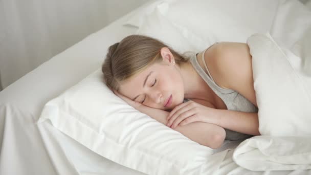 Charmig ung kvinna sov i sängen — Stockvideo