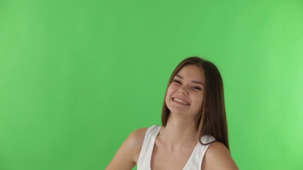 Gadis dengan latar belakang hijau menunjukkan jempol ke atas — Stok Video