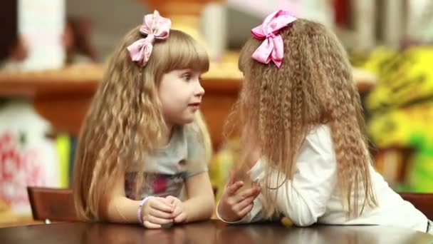 Kinderen zijn geheimzinnige in café — Stockvideo