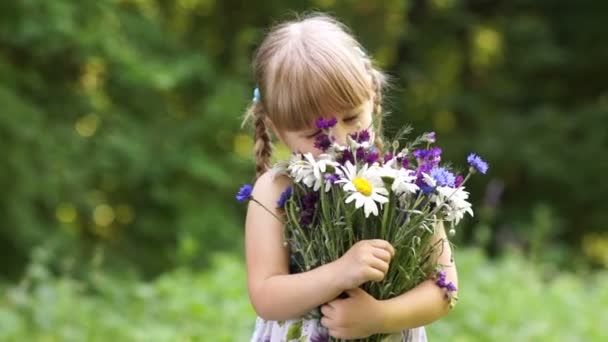 Girl smelling flowers — Stock Video