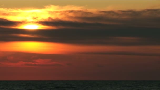 Prachtige zonsondergang boven zee — Stockvideo