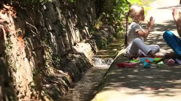 Mère et fille jouant — Video