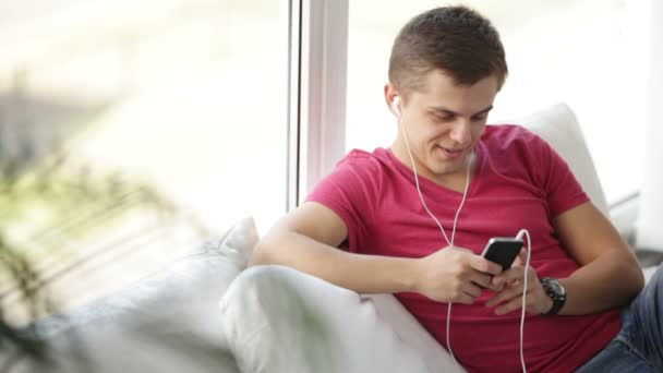 Guapo chico escuchando música en el teléfono celular — Vídeos de Stock