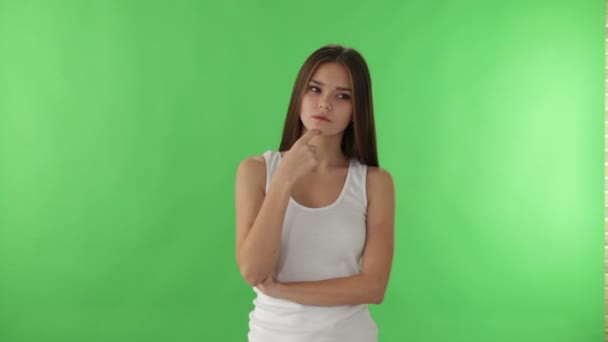 Ragazza su sfondo verde puntando dito sinistro — Video Stock