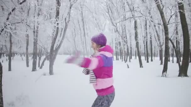 Mujer jugando con nieve . — Vídeos de Stock