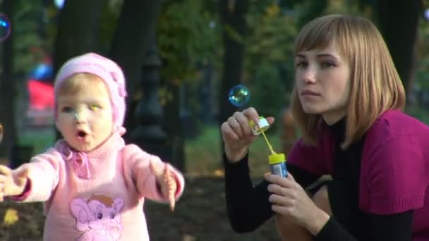 Мать и ребенок пускают пузыри — стоковое видео