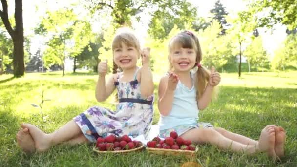 Niños felices mostrando pulgares hacia arriba — Vídeo de stock