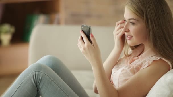 Ragazza guardando nel telefono cellulare come in specchio — Video Stock