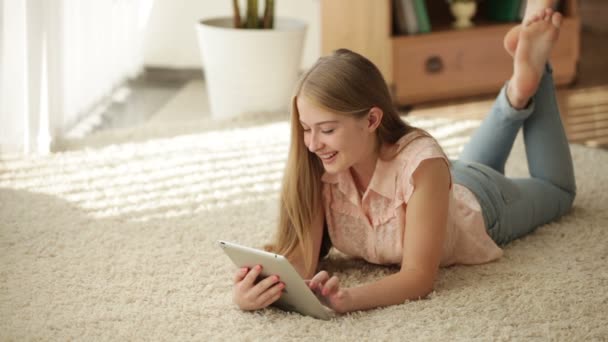 Žena leží na podlaze pomocí touchpadu — Stock video