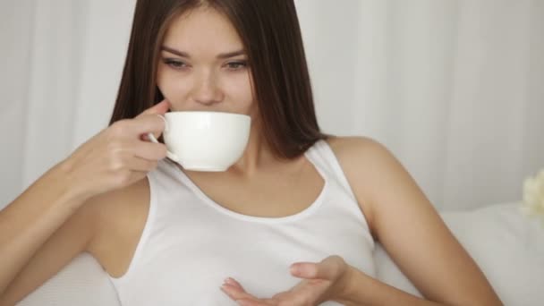 Menina relaxante na cama beber chá — Vídeo de Stock