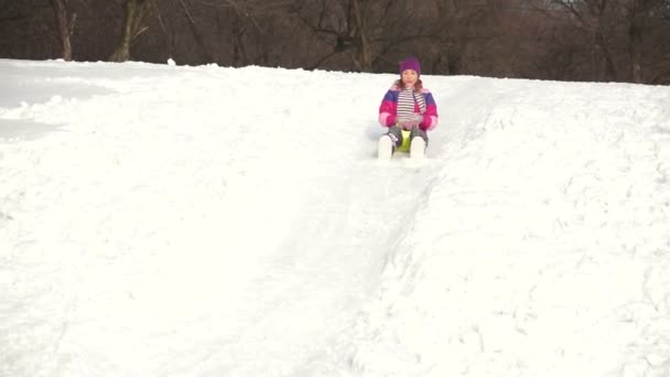 Femme heureuse chevauchant sur un toboggan — Video