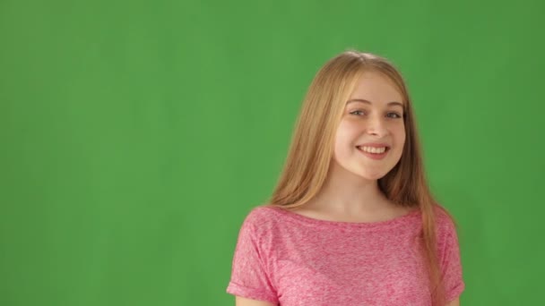 Girl on green background crossing hands on chest — Stock Video