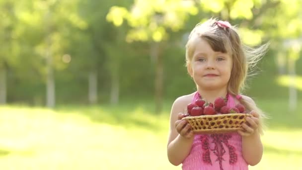 바구니를 든 어린이 — 비디오