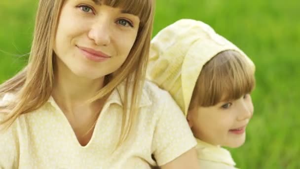 Madre e hija sentadas — Vídeos de Stock