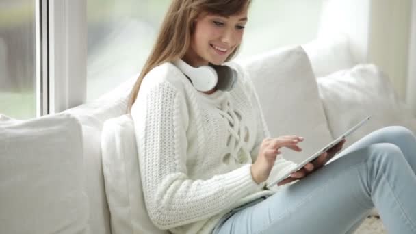 Menina feliz usando touchpad — Vídeo de Stock