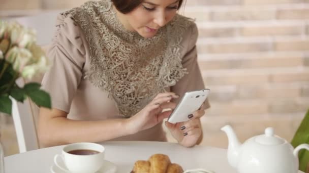 Flicka på café med mobiltelefon — Stockvideo