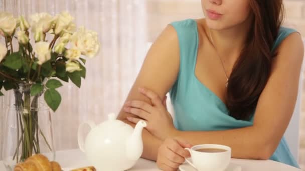 Fille assise au café avec tasse — Video