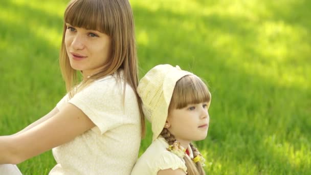 Madre e hija sentadas — Vídeos de Stock