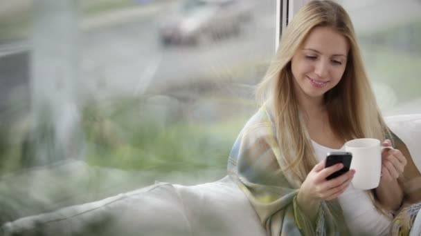 Menina bonito usando celular e sorrindo . — Vídeo de Stock