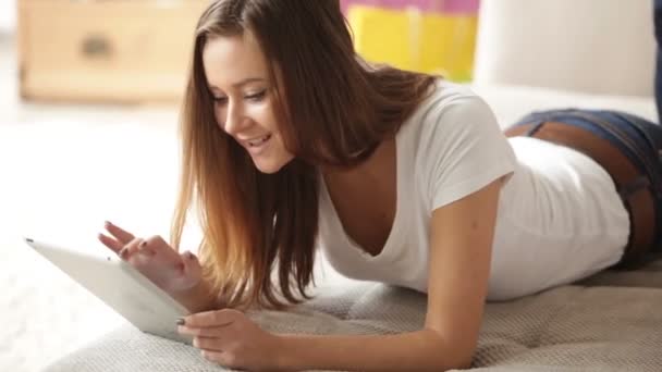 Mujer relajante en el sofá usando touchpad — Vídeos de Stock