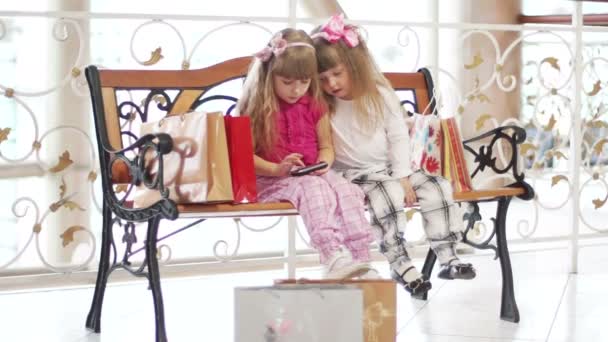 Két lány ül a padon — Stock videók